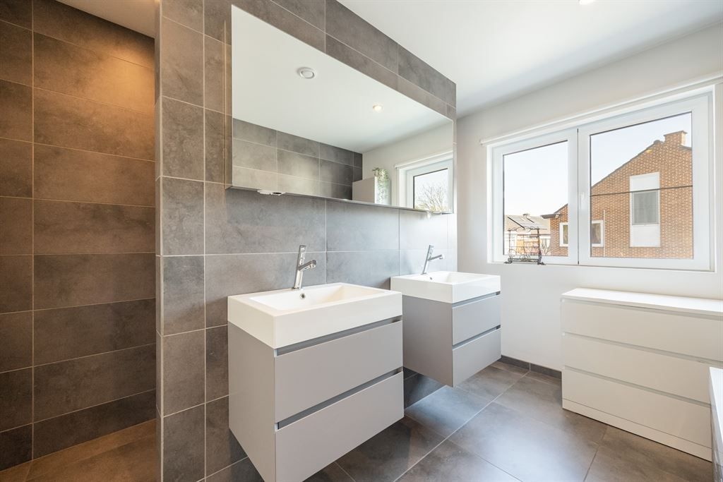 Instapklare woning met garage en gezellige tuin foto 12