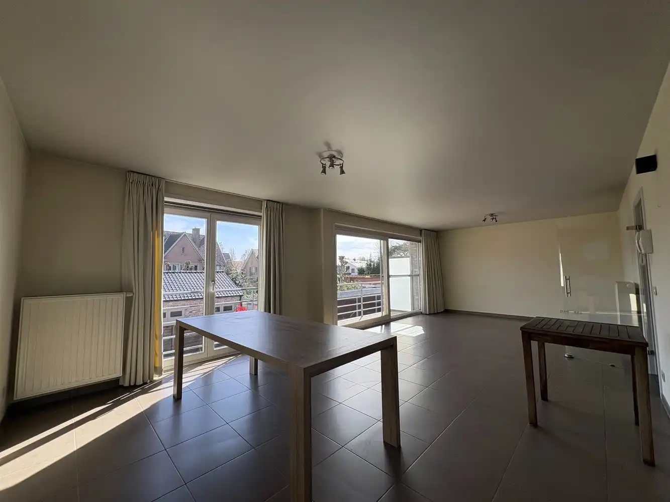 Lichtrijk appartement met twee slaapkamers + garage foto 2