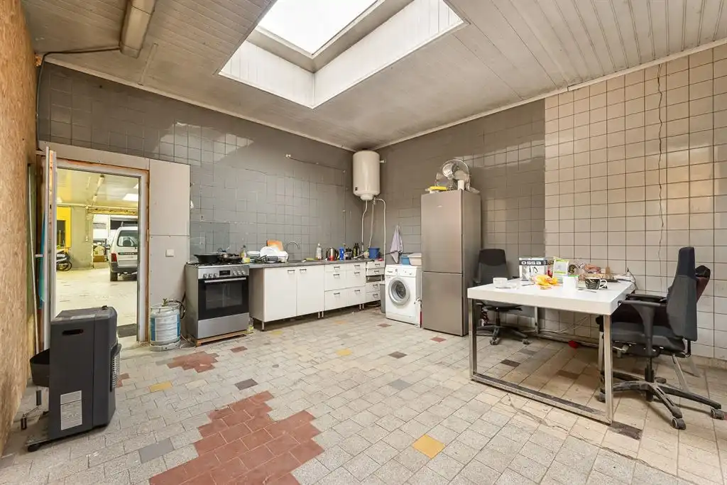 Magazijn met woning foto 7