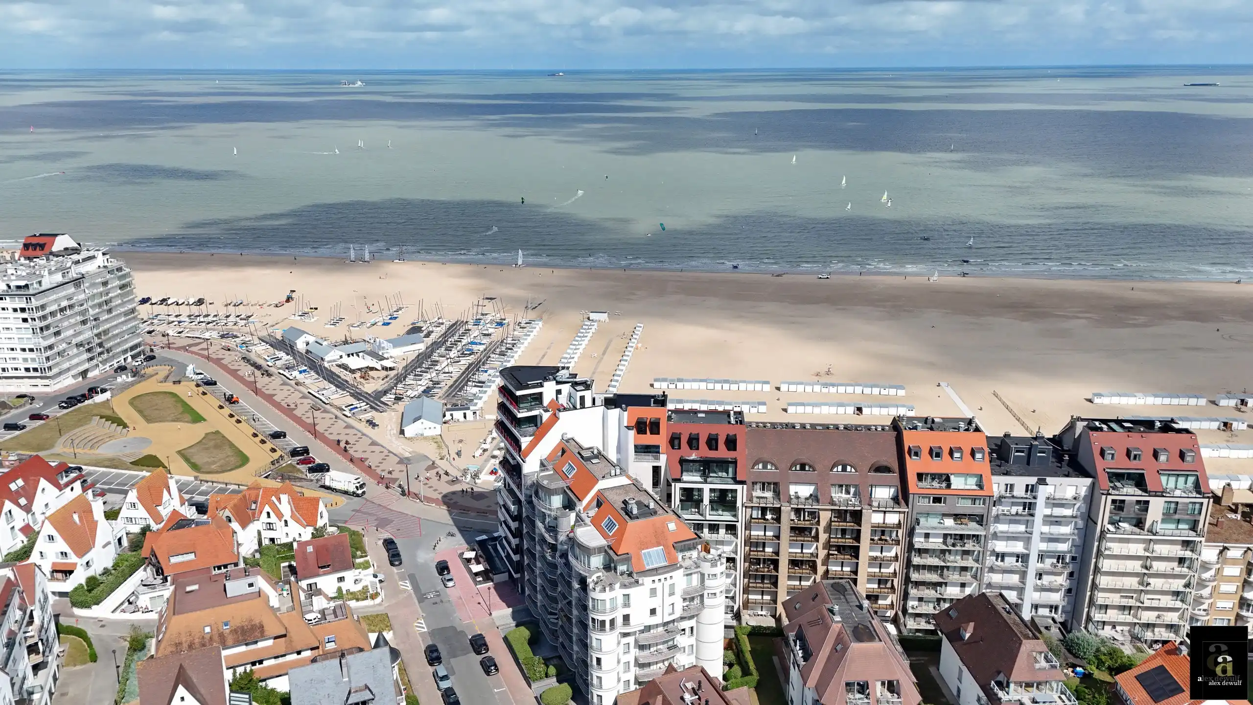 High-end appartement in iconisch gebouw aan RBSC Duinbergen. foto 36