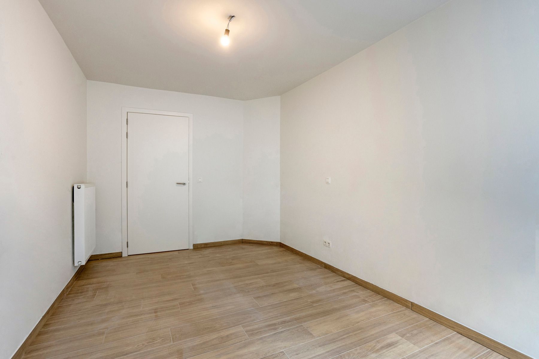 Prachtig gerenoveerd 2-slaapkamerappartement met tuin foto 14