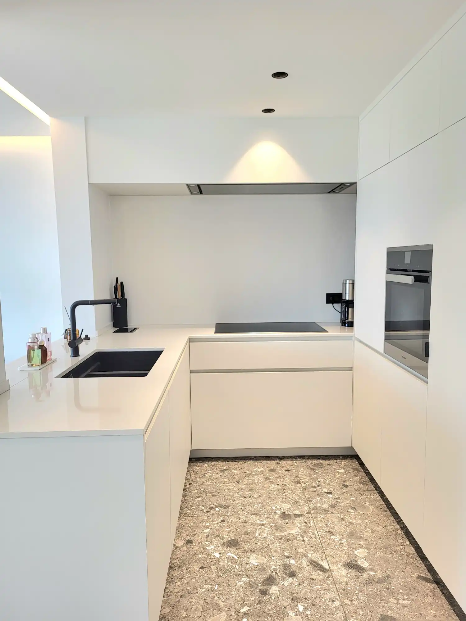 Prachtig gerenoveerd 3 slaapkamer appartement op de Zeedijk van Oostduinkerke te koop foto 3