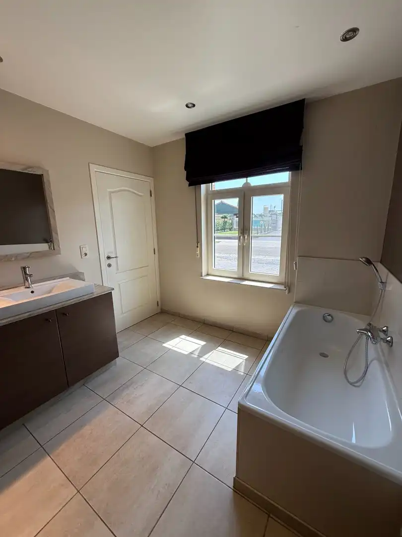 Prachtig, instapklaar energiezuinig appartement met 3 slaapkamers, terras en tuin te Bocholt. foto 11
