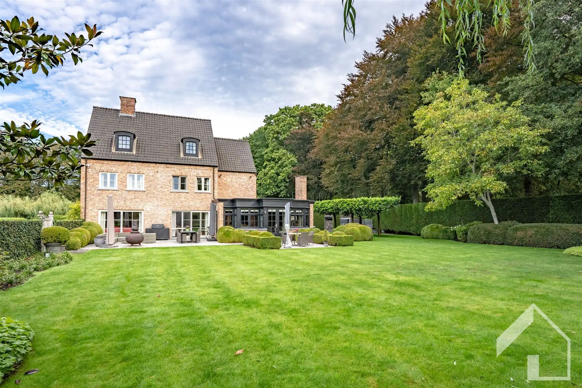 Exclusieve villa met loods, prachtige tuin en topafwerking op ruim 7.400 m²  foto 2