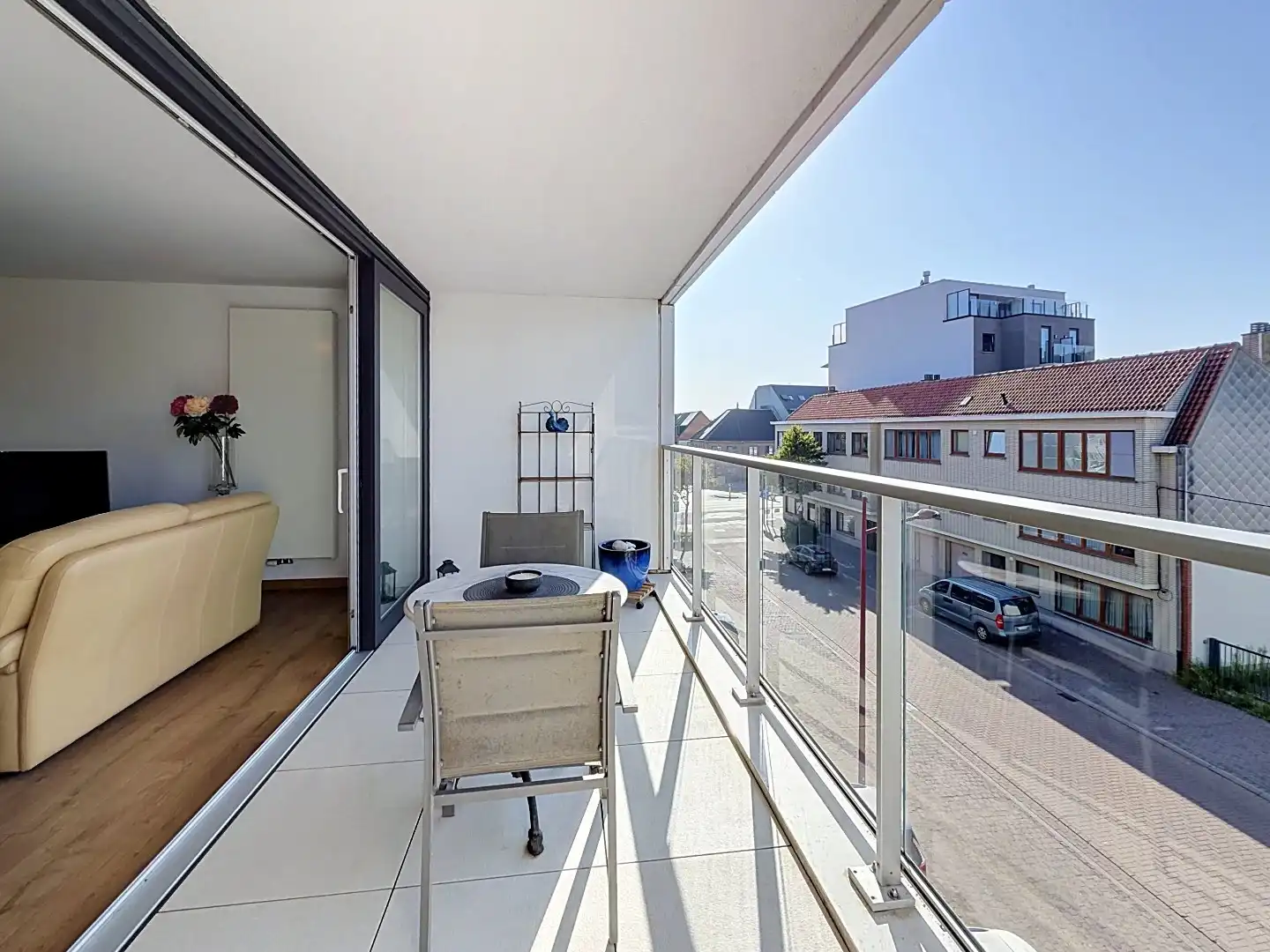 Lichtrijk woonappartement met ruim terras vlak bij zee.  foto 3