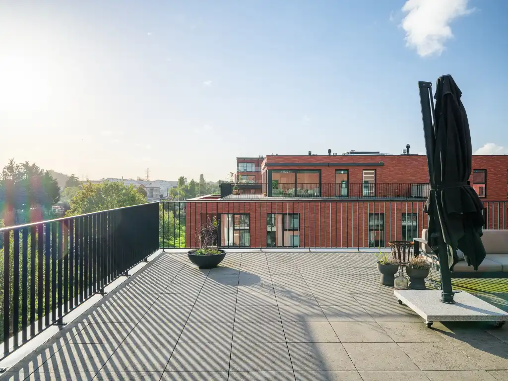 Ruim en lichtrijk dakappartement met twee slaapkamers, bureau en royaal zonneterras in de dynamische omgeving van de Nieuwe Voorhaven. foto 4