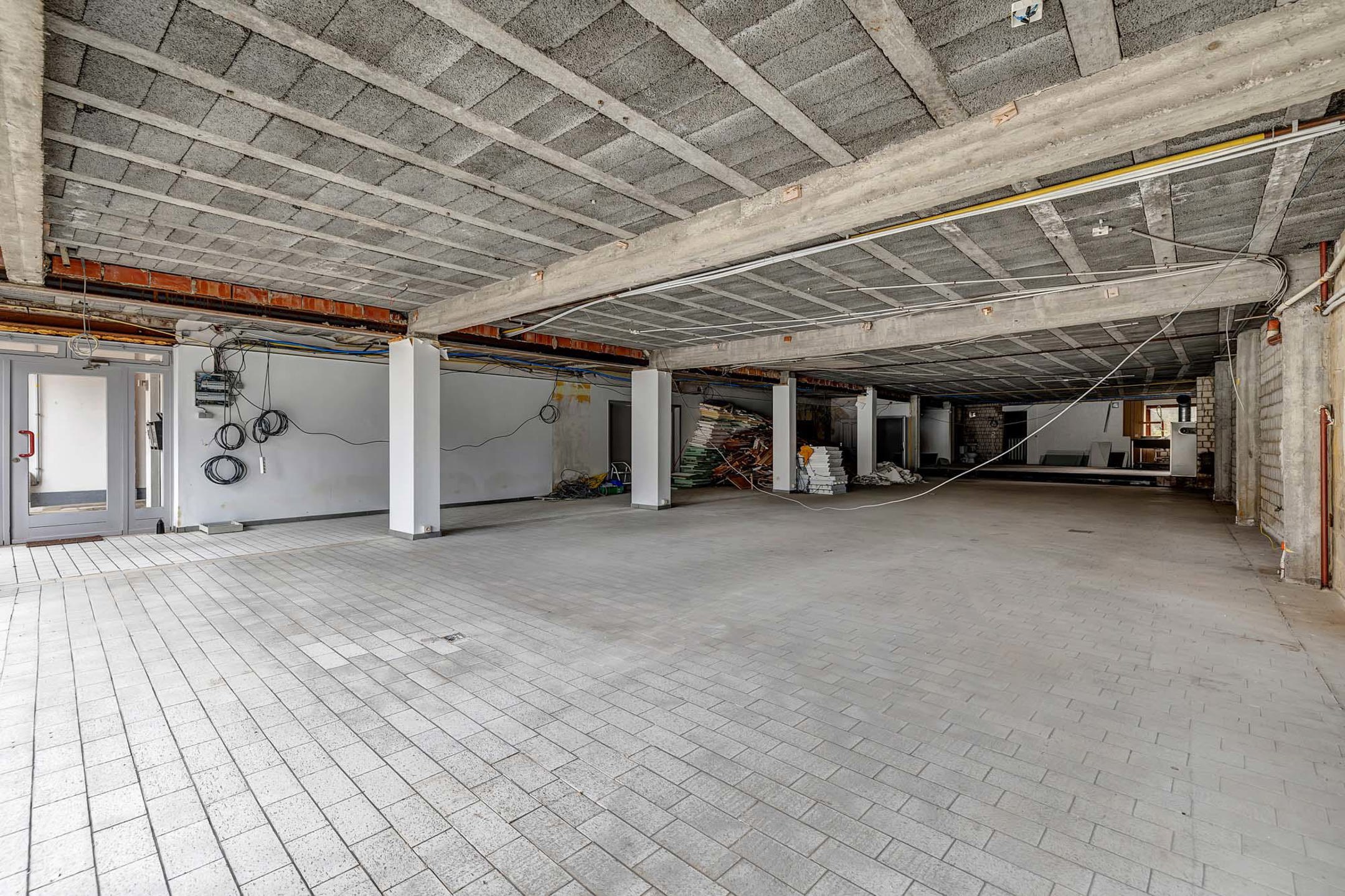 Te renoveren handelspand (315m²) met 4 staanplaatsen foto 3