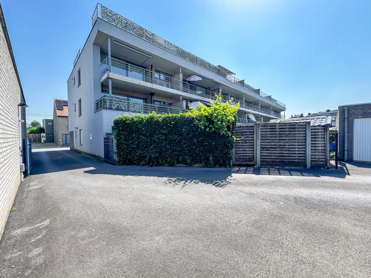 Lichtrijk appartement met garagebox aan het station van Aalter foto 2
