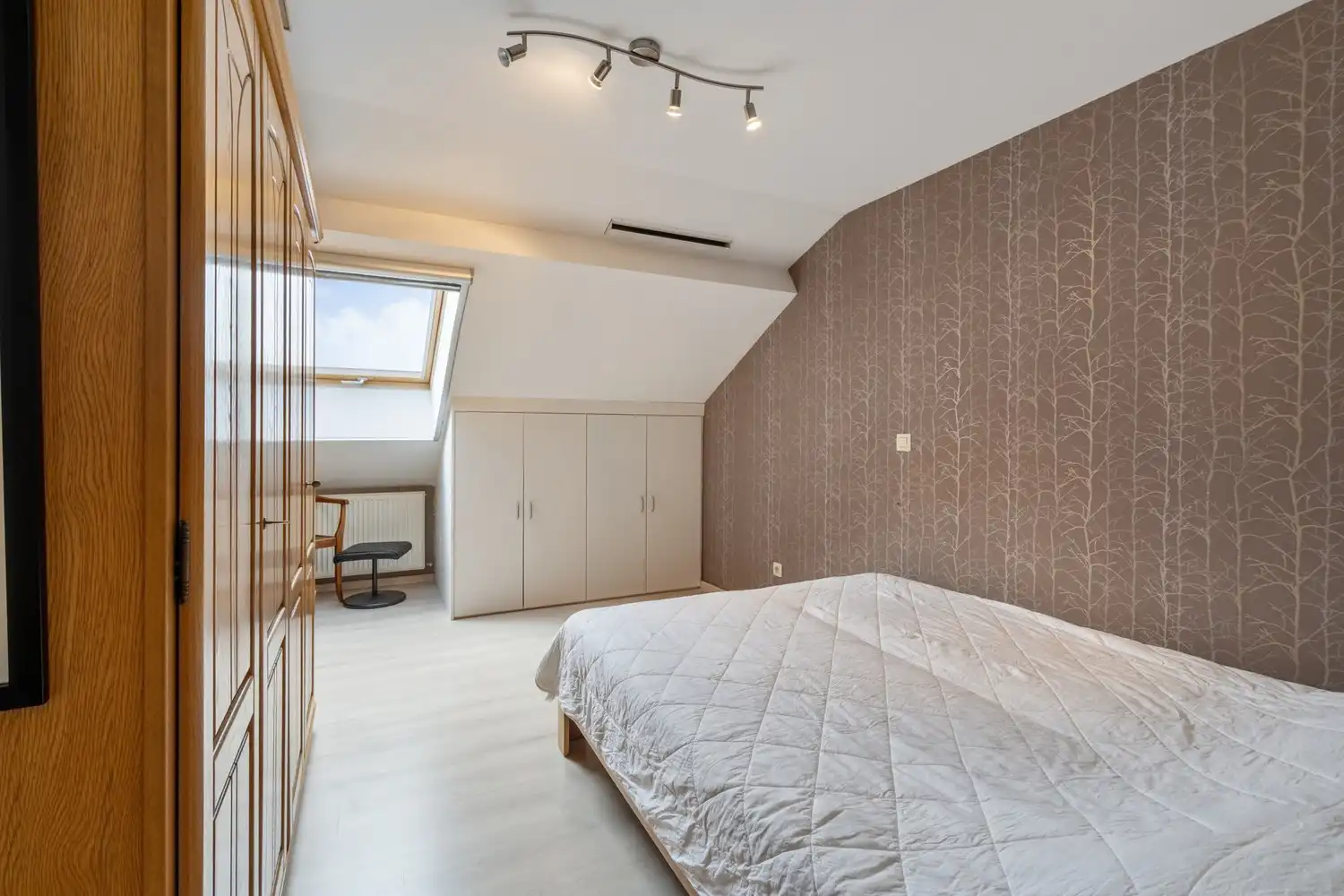 Ruim, modern appartement met huiselijk comfort en dubbele garage in hartje Herderen foto 15