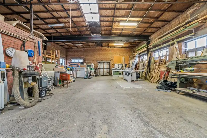 Zonnebeke. Half-open polyvalent ruim gebouw / handelshuis met apart magazijn van +/- 170m2 en  3-5 slaapkamers en apart kantoor / hobby / handelsruimte. Goede staat ! foto 19