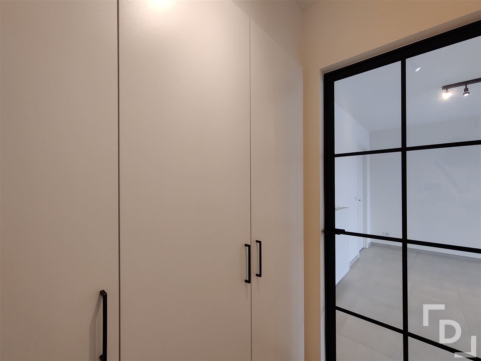 Appartement met ingebouwde kasten en parkeerplaats in Ieper. foto 8