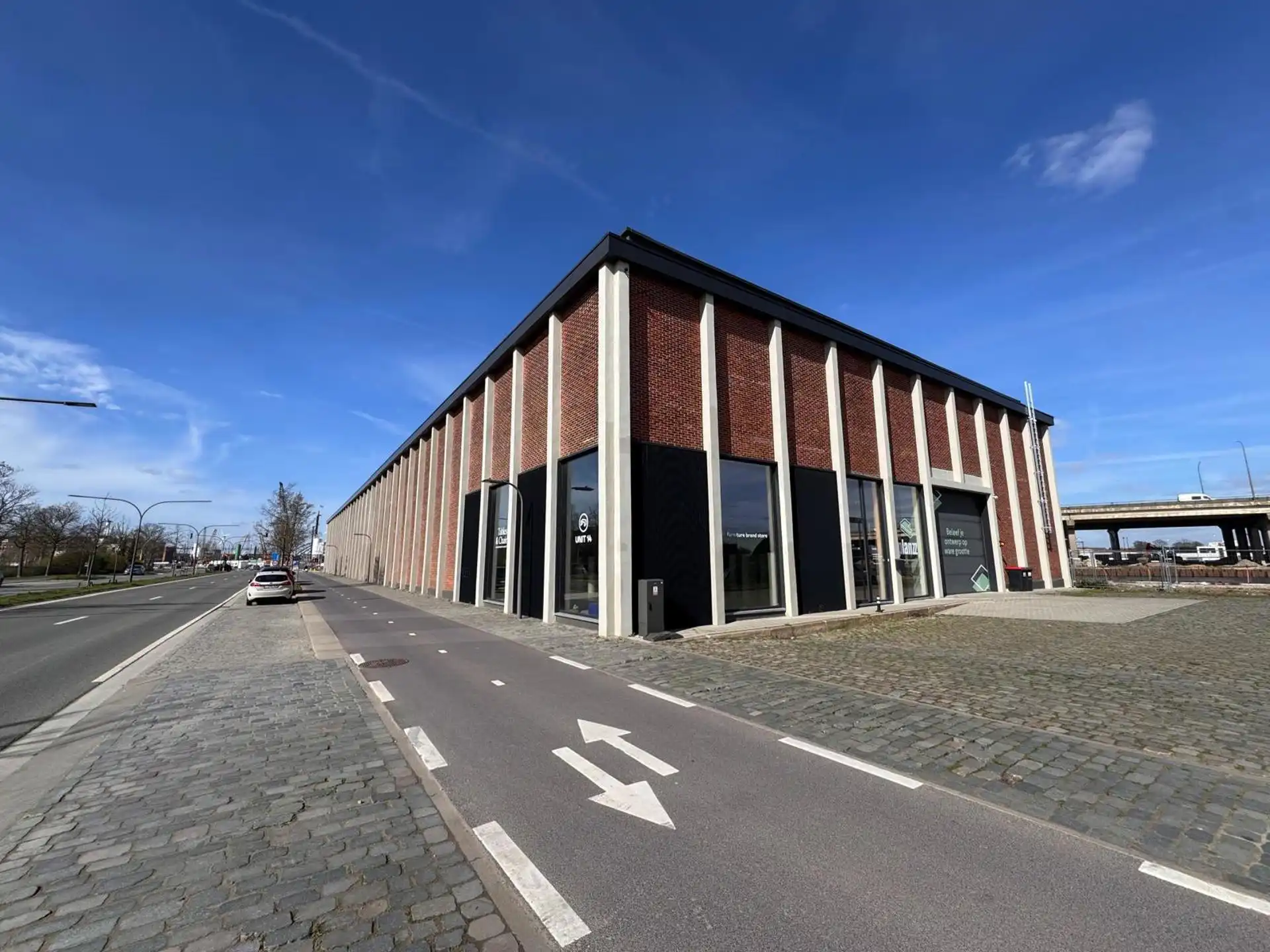 Semi-industrieel bedrijfsgebouw te huur in Antwerpen Noord! foto {{pictureIndex}}