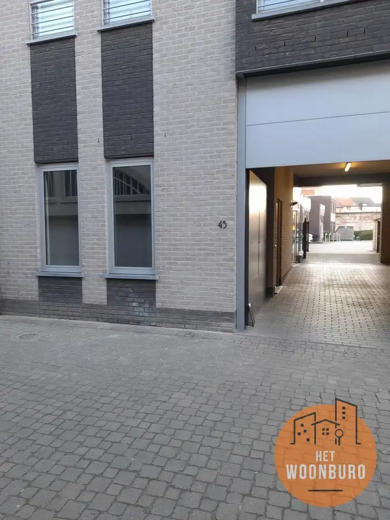 Studio gelijkvloers met badkamer en slaaphoek apart foto {{pictureIndex}}