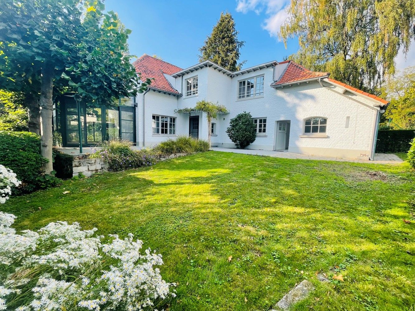 Villa met zonnige tuin in een rustige buurt foto {{pictureIndex}}