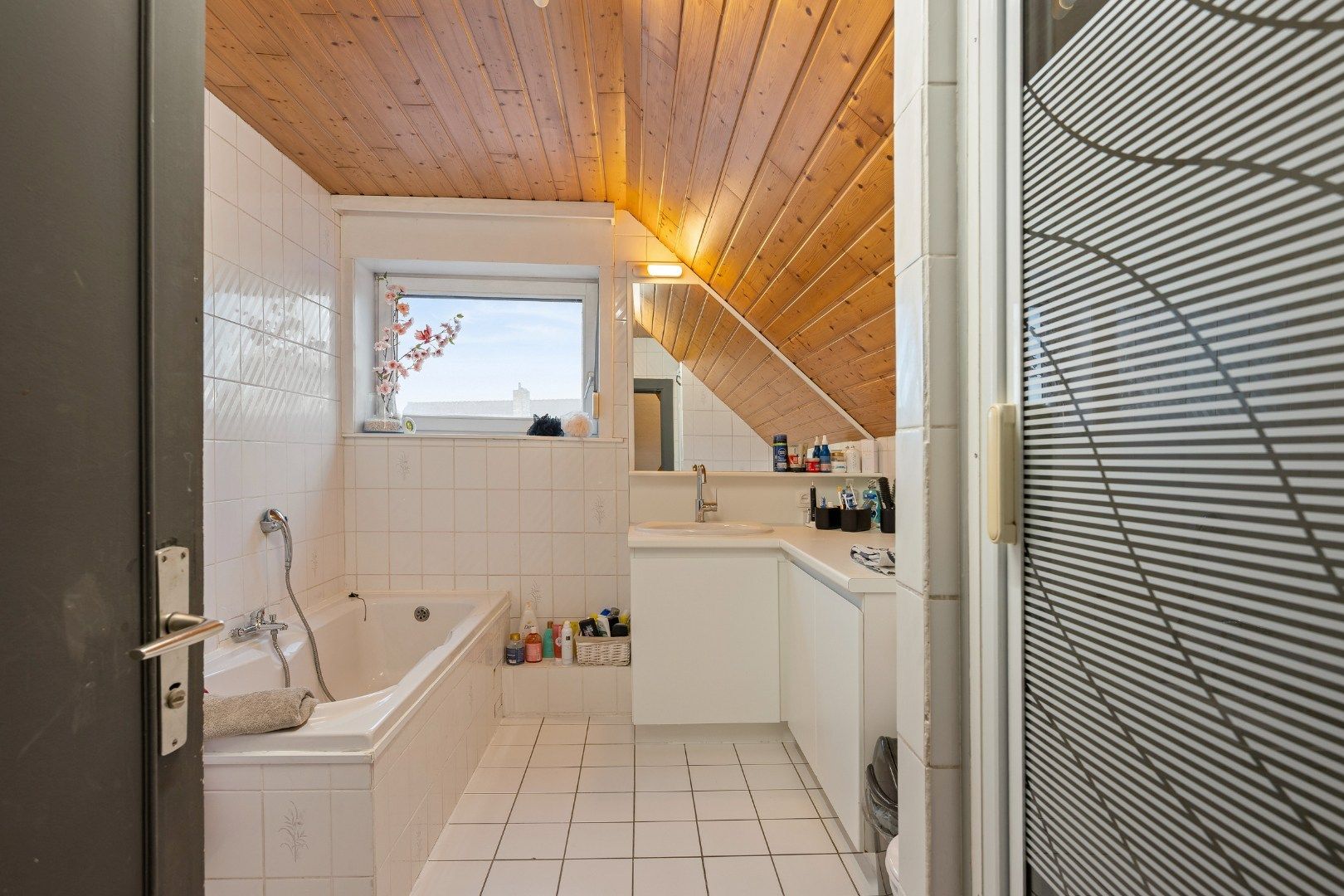 Instapklare halfopen woning met 5 slaapkamers, zonnige tuin en garage in Roeselare foto 11