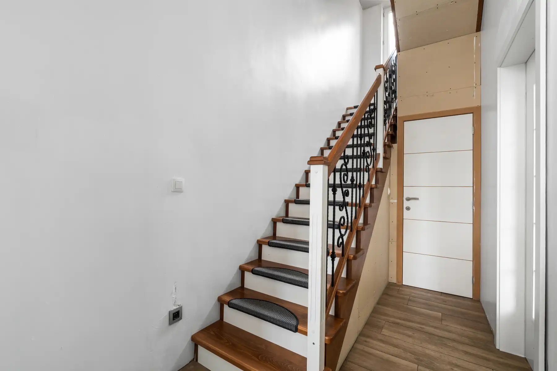 Verrassend ruime grotendeels al gerenoveerde woning, 4 slpks foto 10