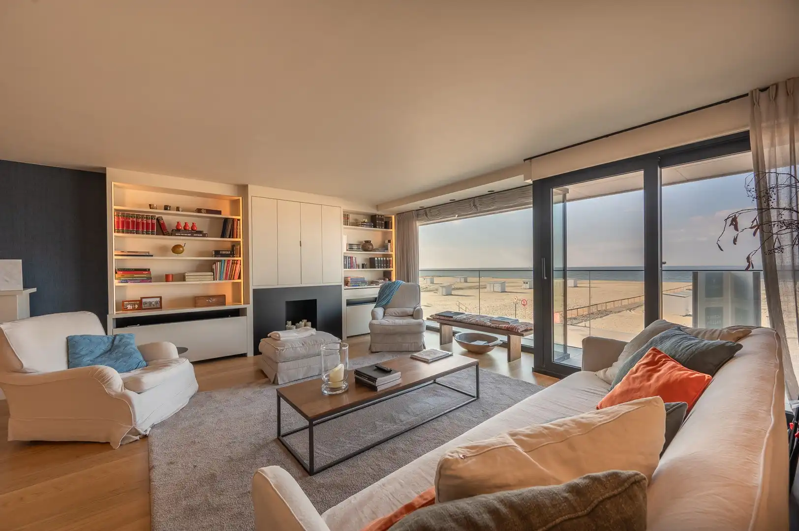 Prachtig appartement met frontaal zeezicht gelegen in hartje het Zoute met 6 meter gevelbreedte. foto 6