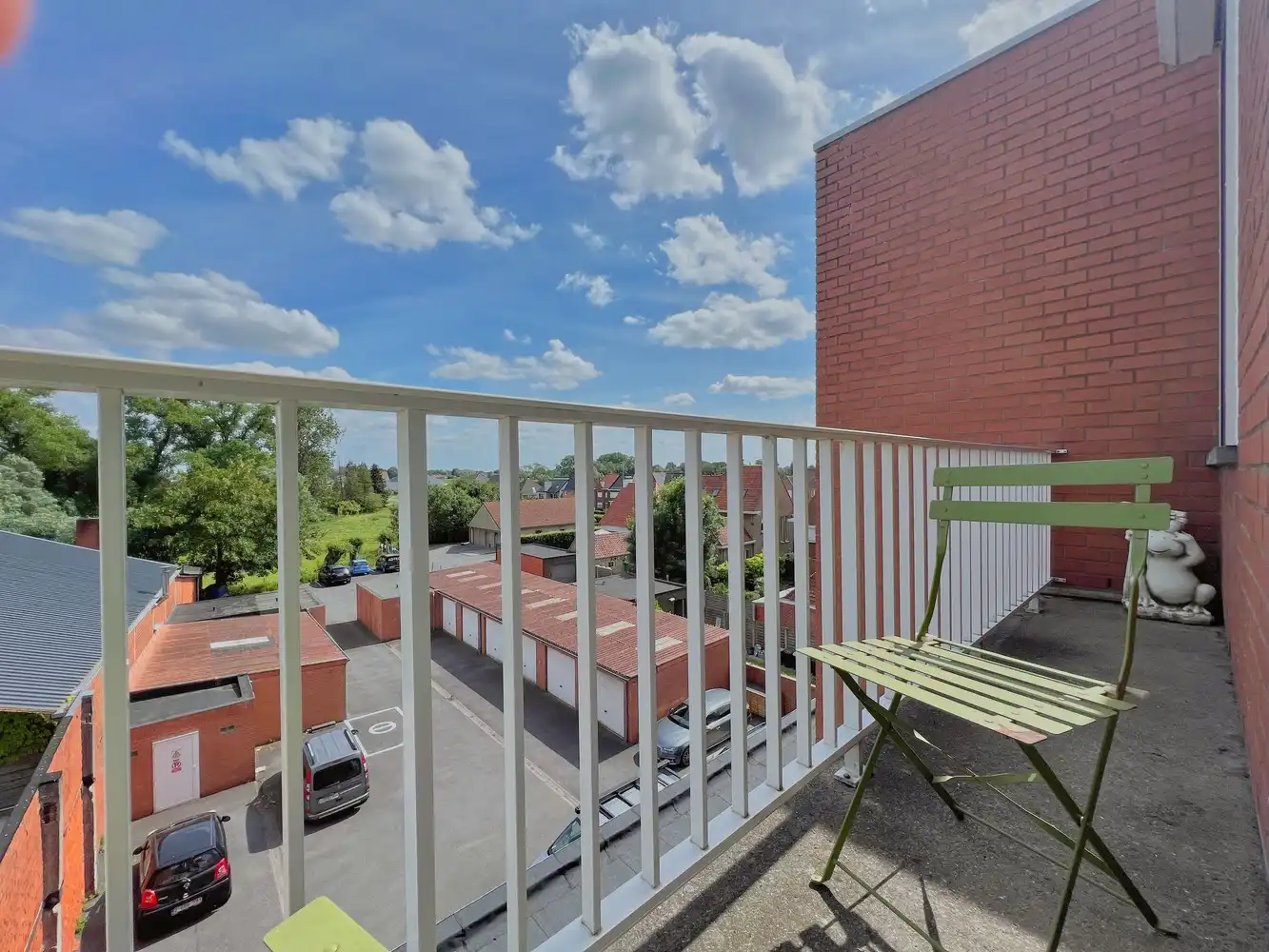 Instapklaar, lichtrijk appartement met balkon + verzicht foto 10