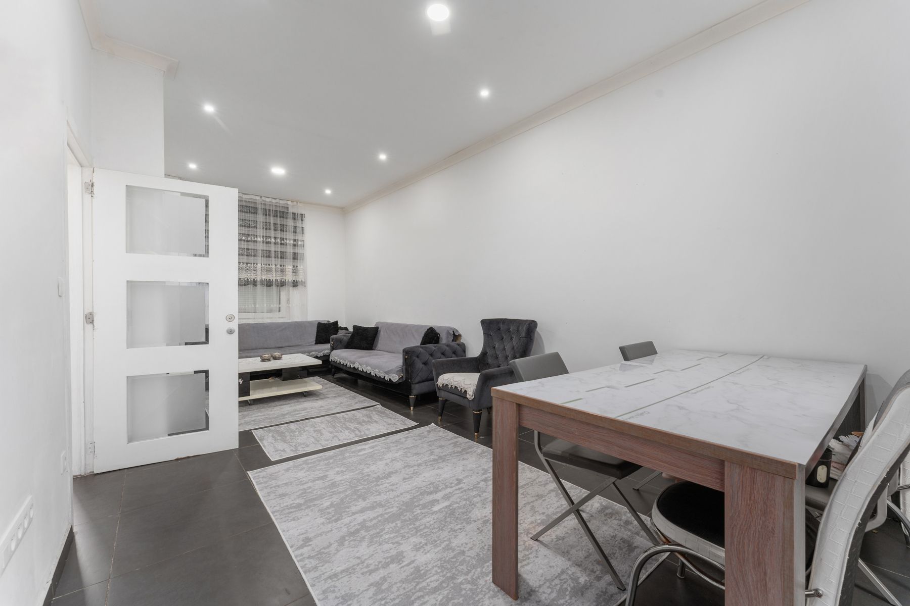 Vernieuwde woning met 3 slaapkamers te koop in Gent foto 3