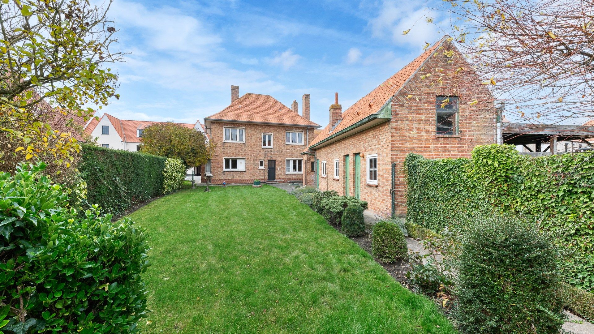 Klassieke villa met bijgebouwen, garage en prachtige tuin foto 20