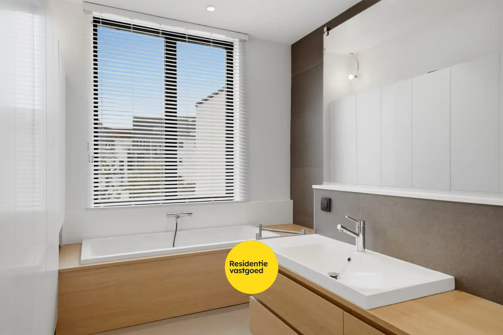 Volledig gerenoveerde woning met zonnige buitenruimte foto 18