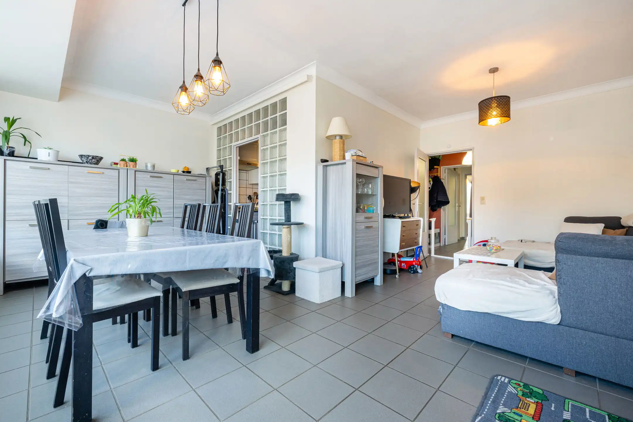 BERCHEM –Gerenoveerd 1-slaapkamerappartement met ZUID terras foto 3