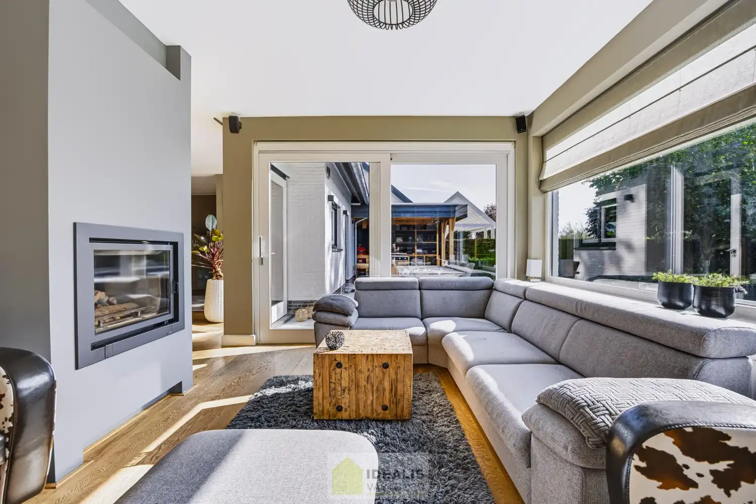 IDEALIS VASTGOED – EEN HUIS OM VERLIEFD OP TE WORDEN! DEZE PRACHTIGE INSTAPKLARE (LEVENSBESTENDIGE) VILLA MET EEN HEERLIJKE LICHTRIJKE LEEFRUIMTE VOORZIEN VAN EEN OPEN KEUKEN, 5 SLAAPKAMERS, 2 BADKAMERS, EEN PERFECT AANGELEGDE TUIN IN ALLE PRIVACY, UITGERUST MET EEN GOED VOORZIENE BUITENKEUKEN EN BIJGEBOUWEN INGERICHT VOOR WELLNESS (HOT TUB) EN BERGRUIMTE! EEN MUST VISIT VOOR ZIJ OP ZOEK NAAR MOOIE HUIZEN! foto 20