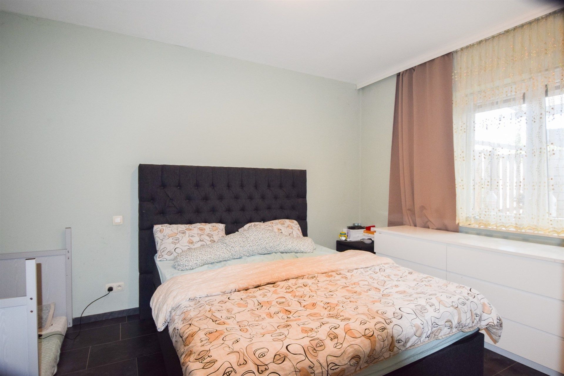 Twee slaapkamer appartement centraal gelegen in de dorpskern van Sint-Gillis-Waas! foto 4