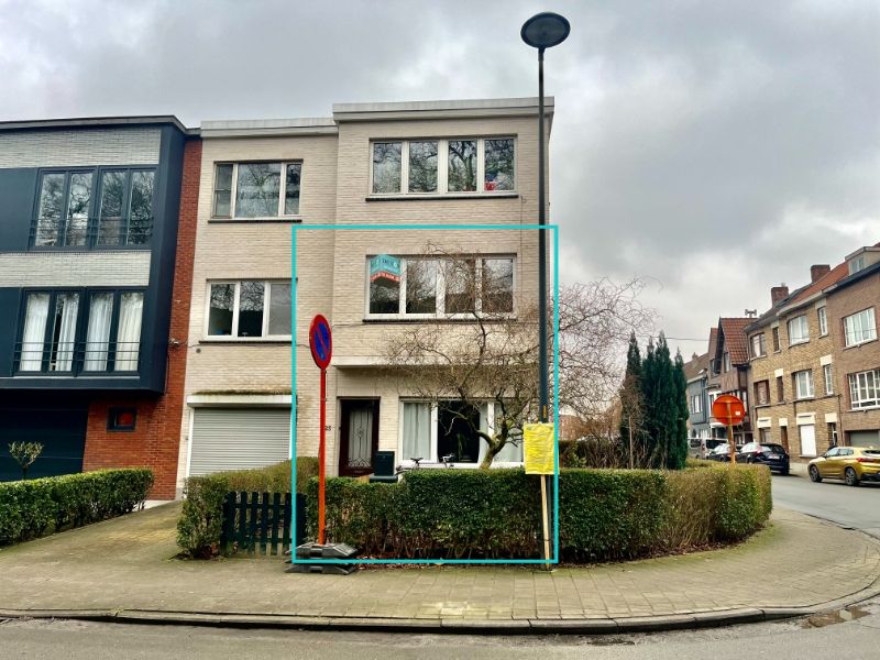 RIJWONING MET TWEE SLAAPKAMERS EN GARAGE TE HUUR IN GENTBRUGGE foto {{pictureIndex}}