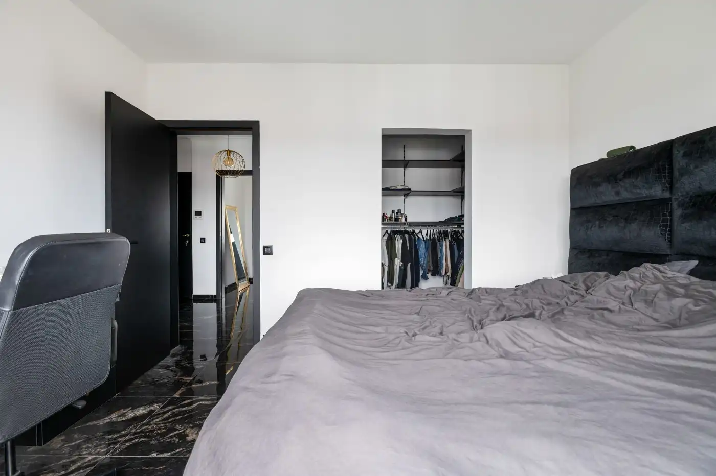 Tof, instapklaar app. op 3e verd. met 2 slpk., terrasje en garage foto 16