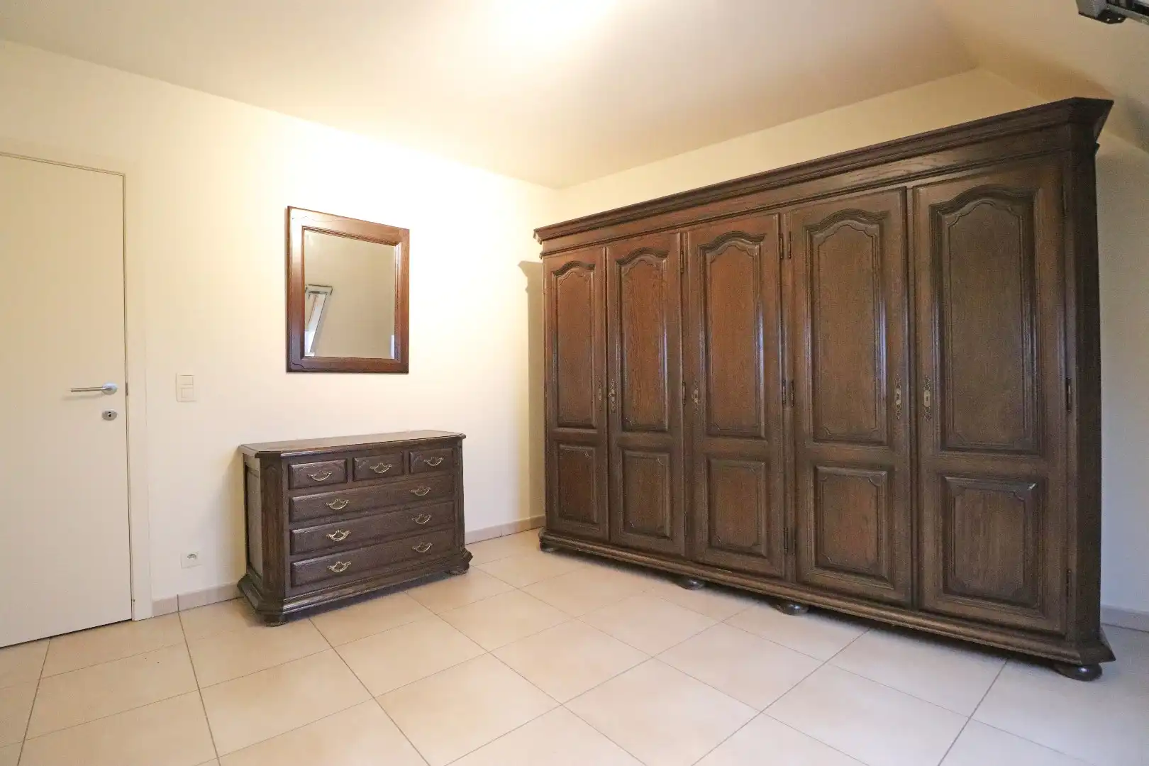 Lichtrijk appartement met carport foto 8