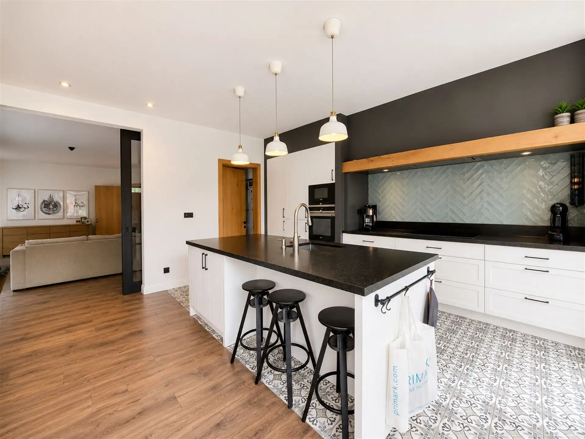 Stijlvolle halfopen pastorijwoning met praktijkruimte, 4 slaapkamers, garage en zonnige tuin op bijna 10 are foto 15