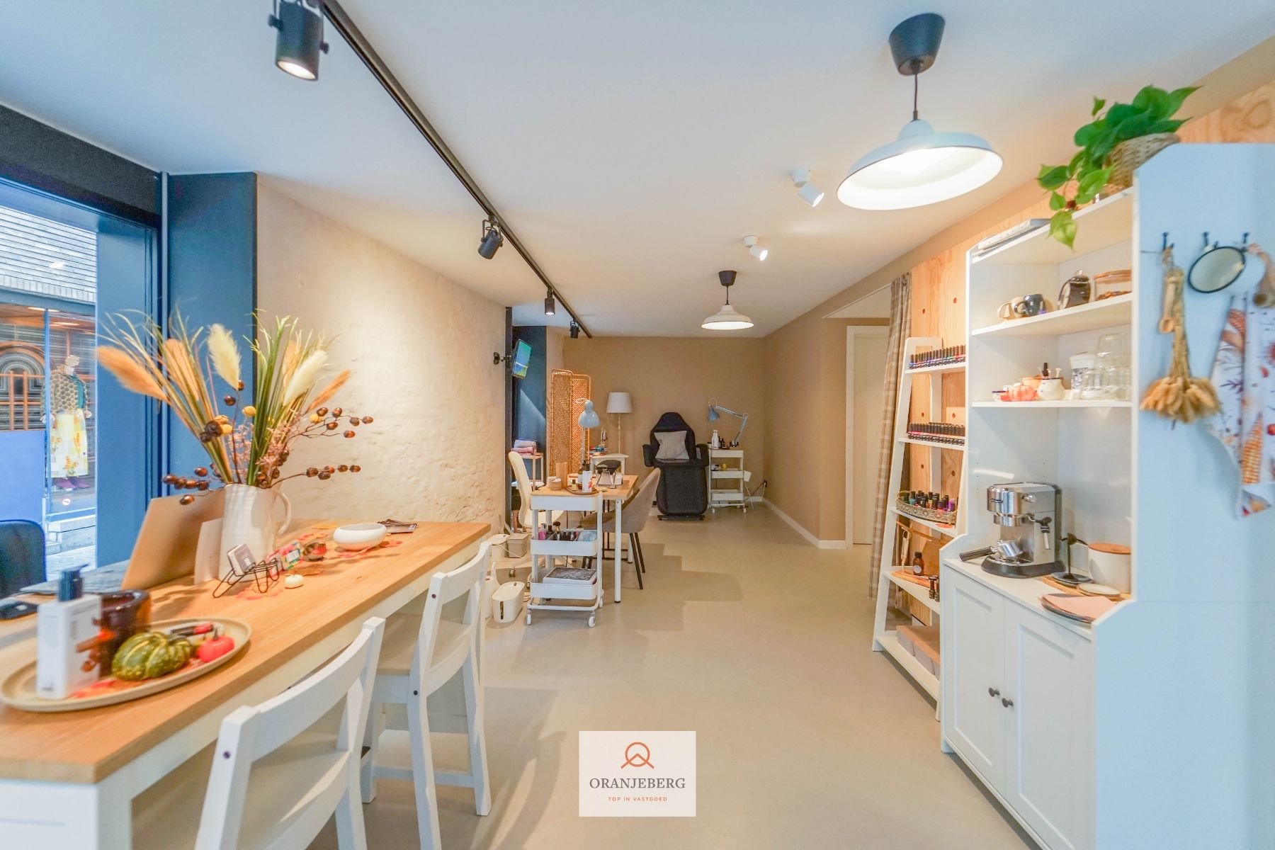 Hoekwinkel te huur vlakbij Vrijdagmarkt foto 11