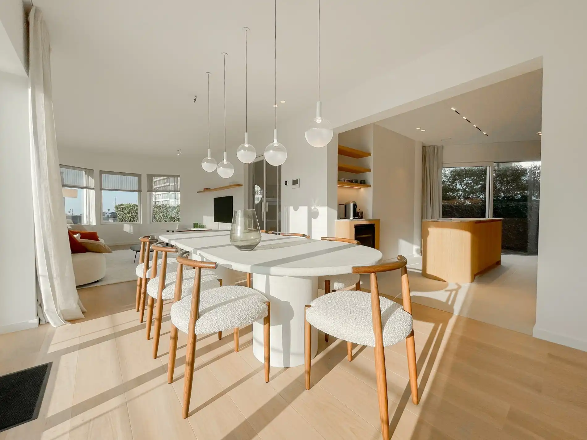 Exclusieve villa: Uitzonderlijk volledig gerenoveerde villa met frontaal zeezicht. foto {{pictureIndex}}