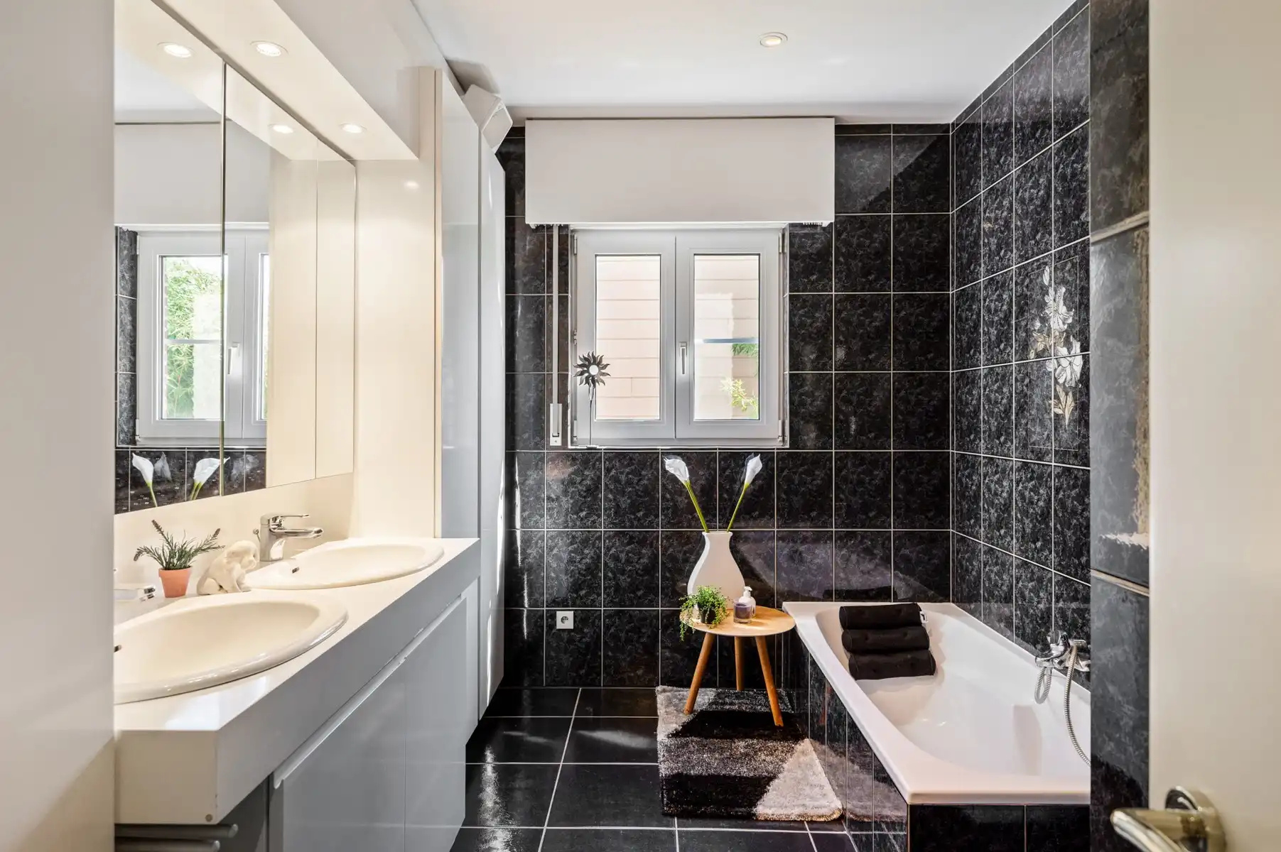 Ruime en lichtrijke villa in rustige, groene omgeving foto 22