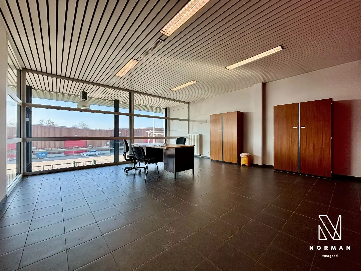 Toonzaal met bureaus en magazijn te huur in Meulebeke foto 6