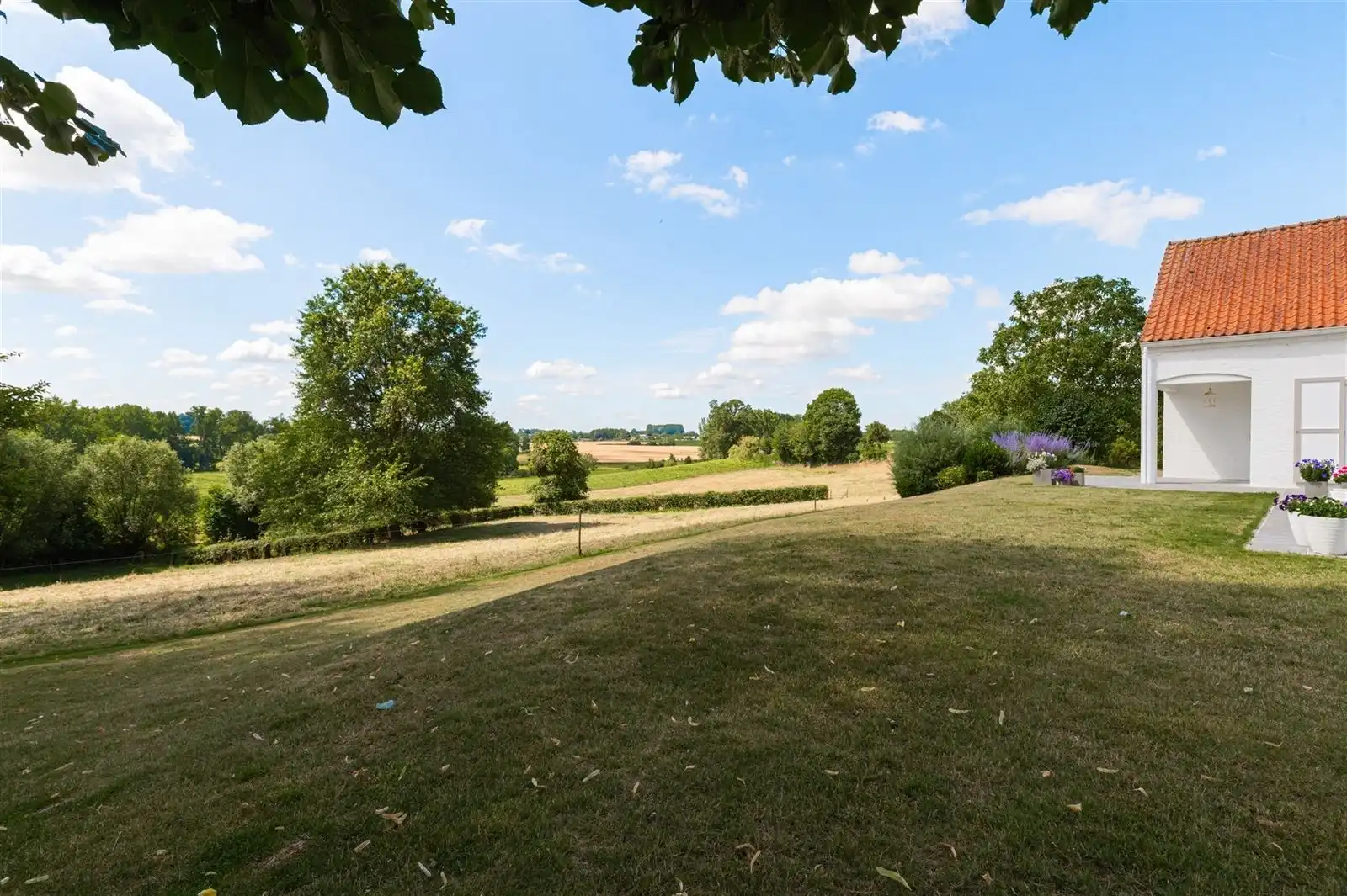 Landhuis met tuin en weide op +/-  78are foto 7