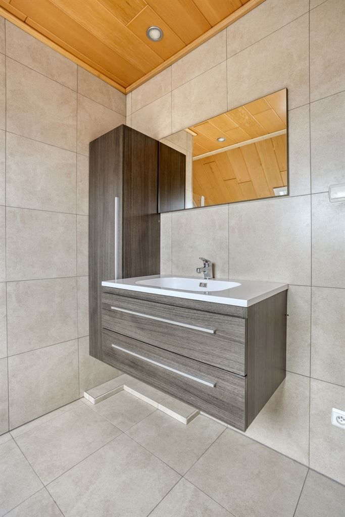 Ruim appartement met gezellig terras en staanplaats, op een toplocatie vlak bij het centrum van Maaseik en op wandelafstand van scholen en voorzieningen. foto 15