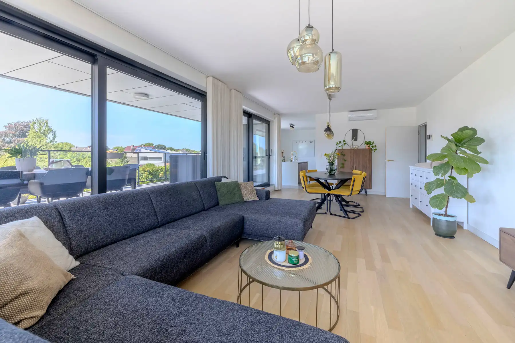 Ruim appartement met 2 slpks, terras van 71m2 en 2 staanplaatsen foto 5