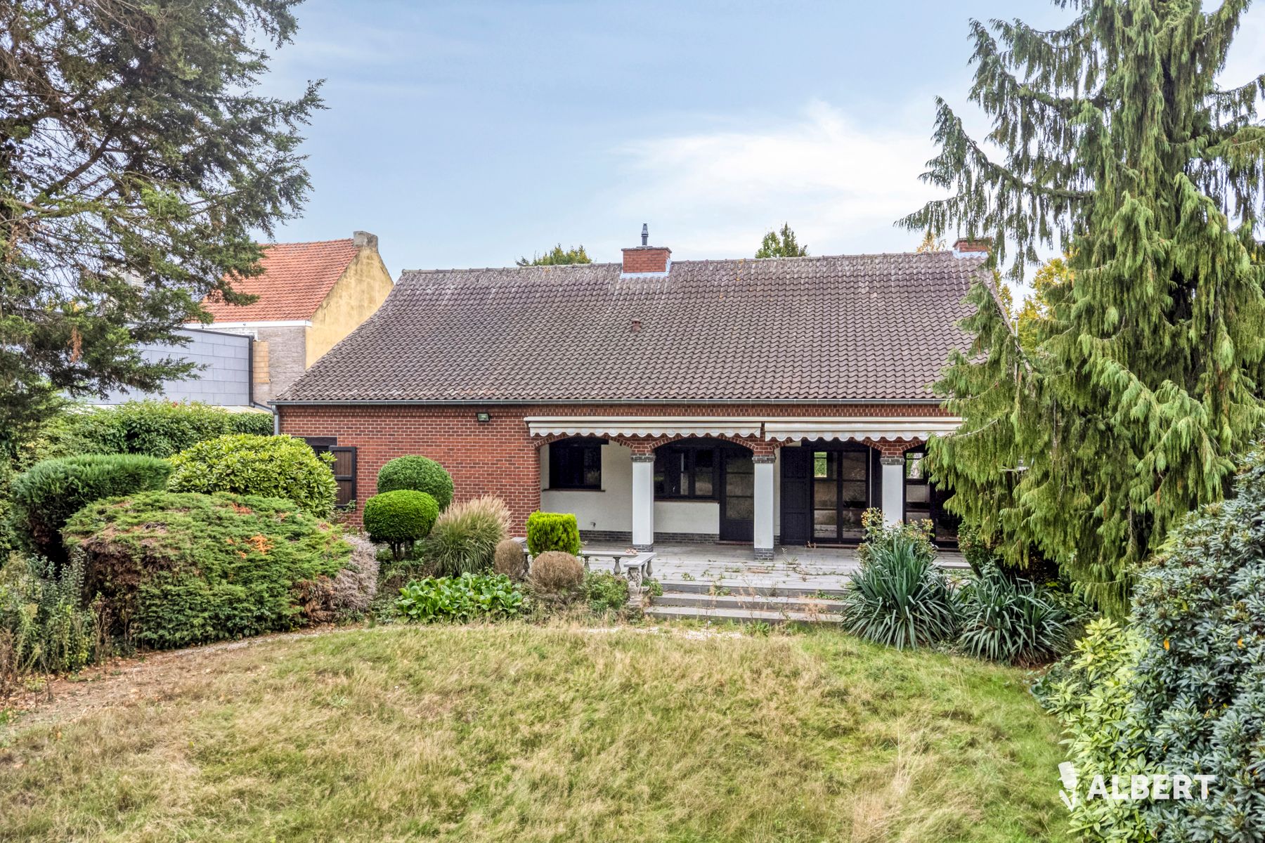 Bungalow met inrichtbare zolder op een ruim perceel foto 12