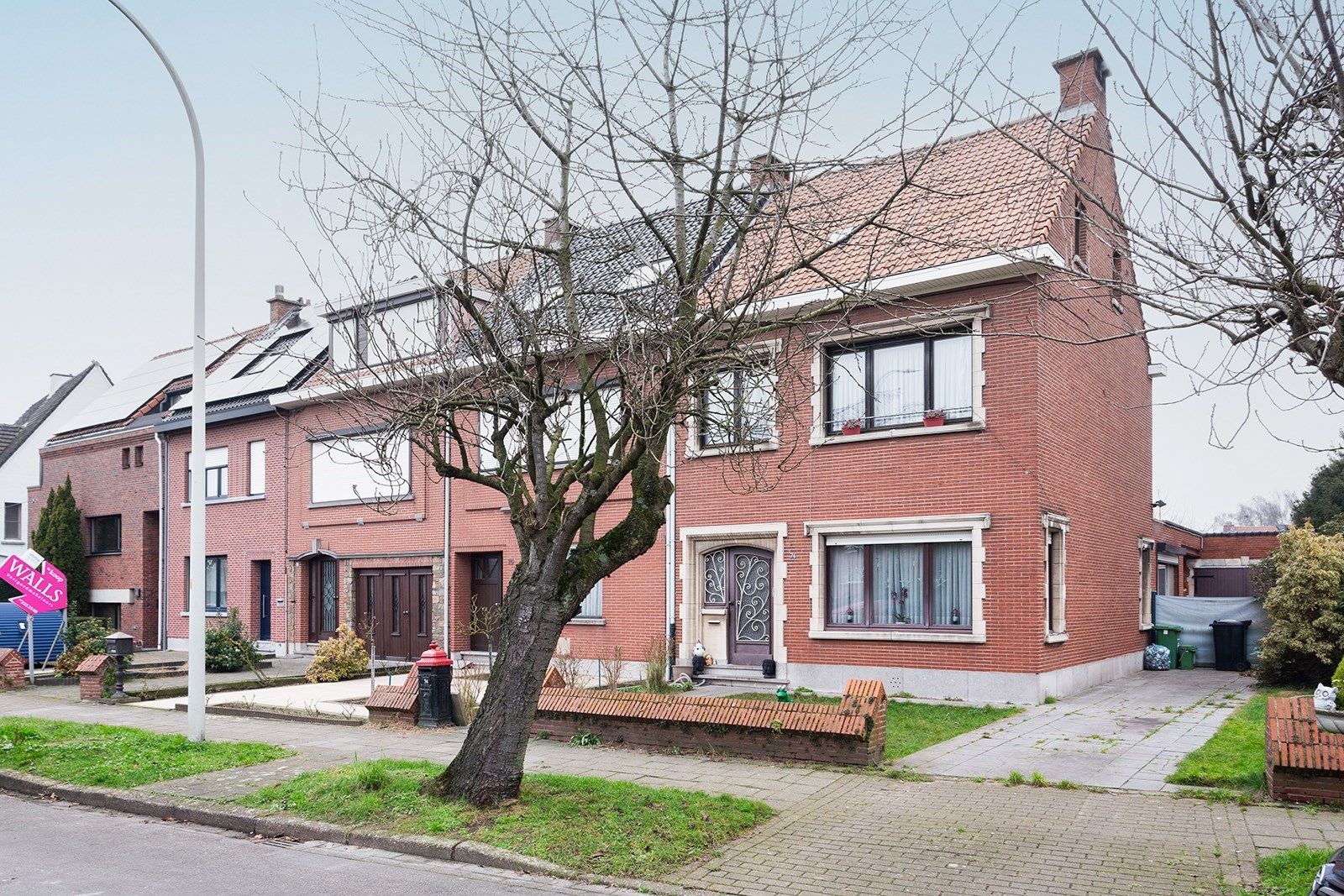 Ruime halfopen bebouwing met vijf slaapkamers foto 2