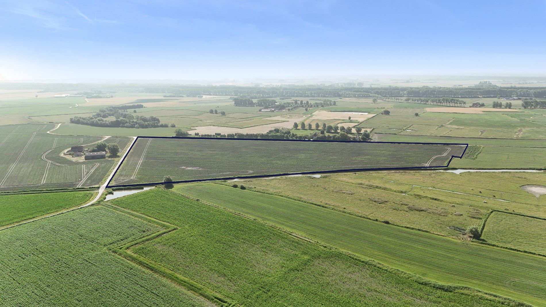 Mooi blok akkerland te Oostkerke. Vrij van gebruik. 10,51 hectare groot. foto {{pictureIndex}}