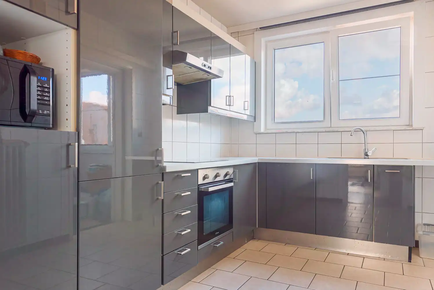 Ruim en instapklaar appartement met 2 slaapkamers, garage en centrale ligging in Tessenderlo foto 3