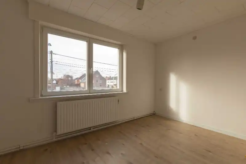 Roeselare. Opbrengsteigendom van 2 verhuurde appartementen en 1 aparte loods centraal tussen Rumbeke en Roeselare gelegen. Prijs bespreekbaar. foto 6