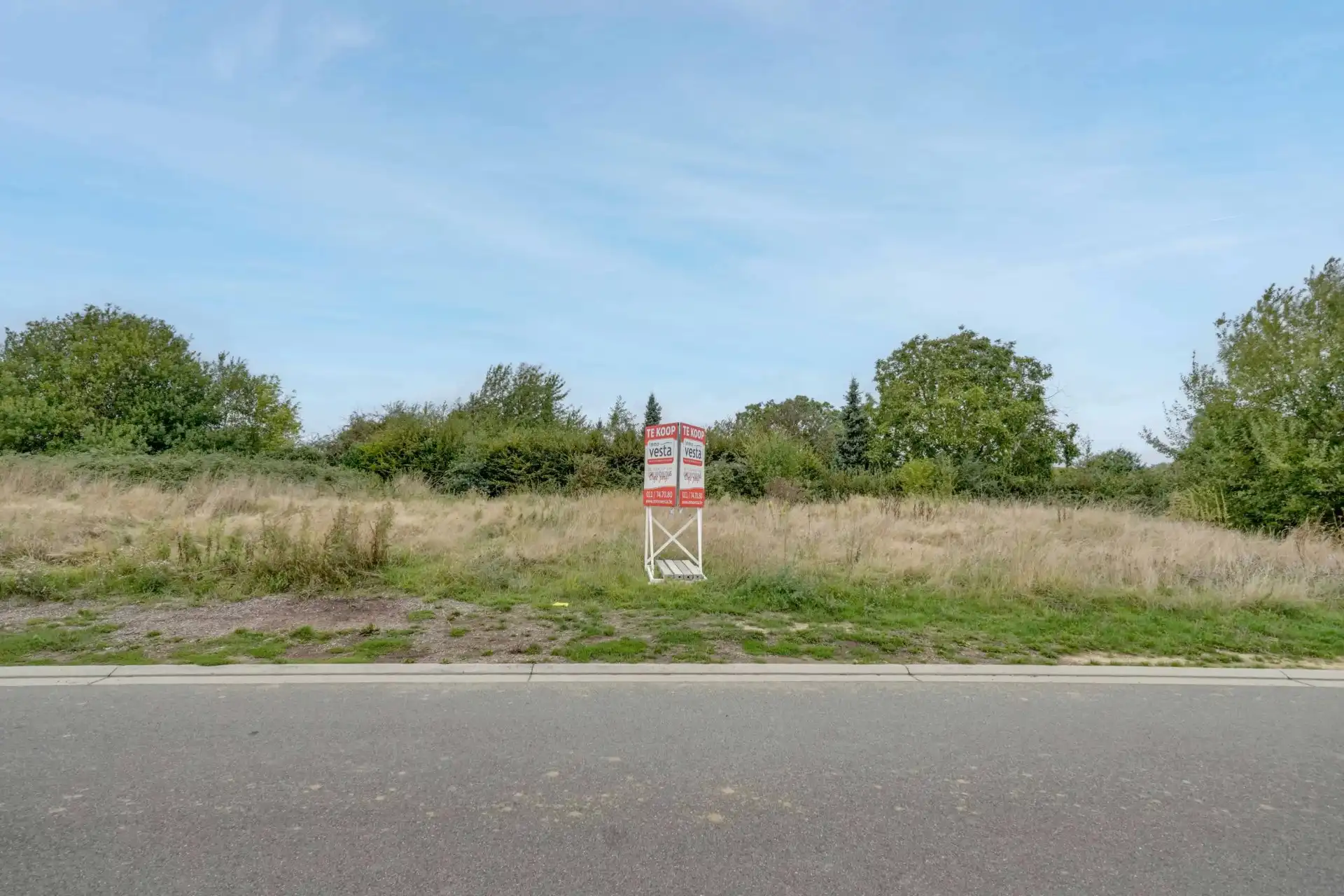 Ruime, landelijk gelegen bouwgrond voor open woning (lot 1) foto {{pictureIndex}}