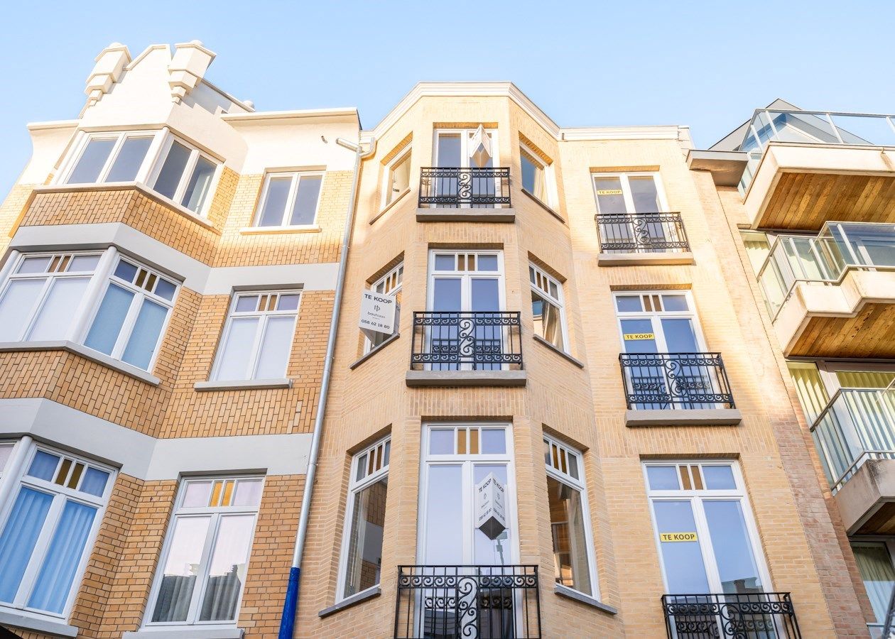 Stijlvol  gerenoveerd 2 slaapkamer appartement op de markt in de Panne foto 2