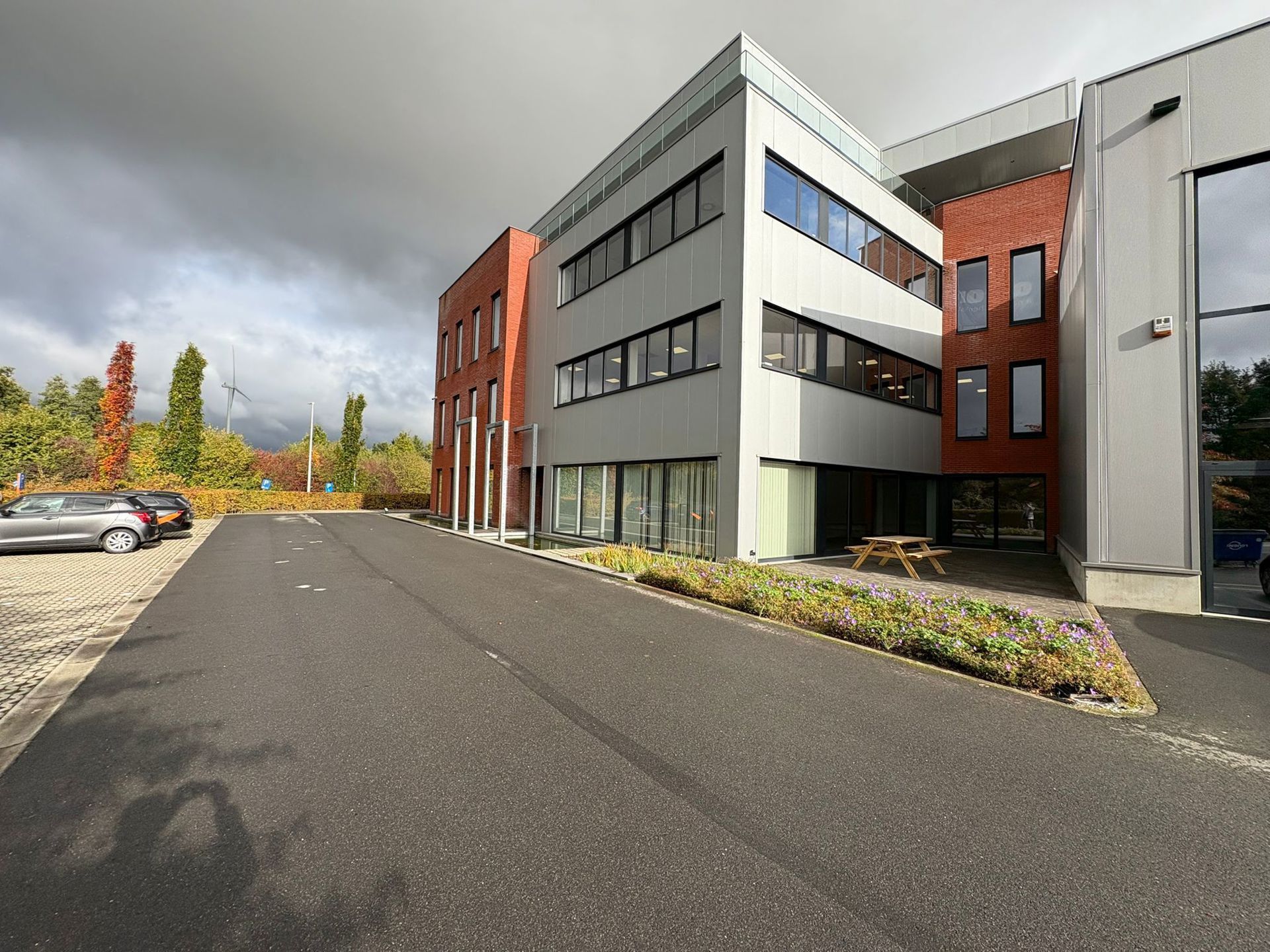 Instapklare Kantoooruimte 491 m² nabij R4 te huur foto 3