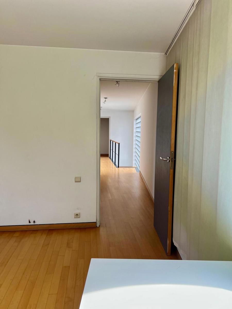 Te huur: modern gemeubeld huis met terras foto 13