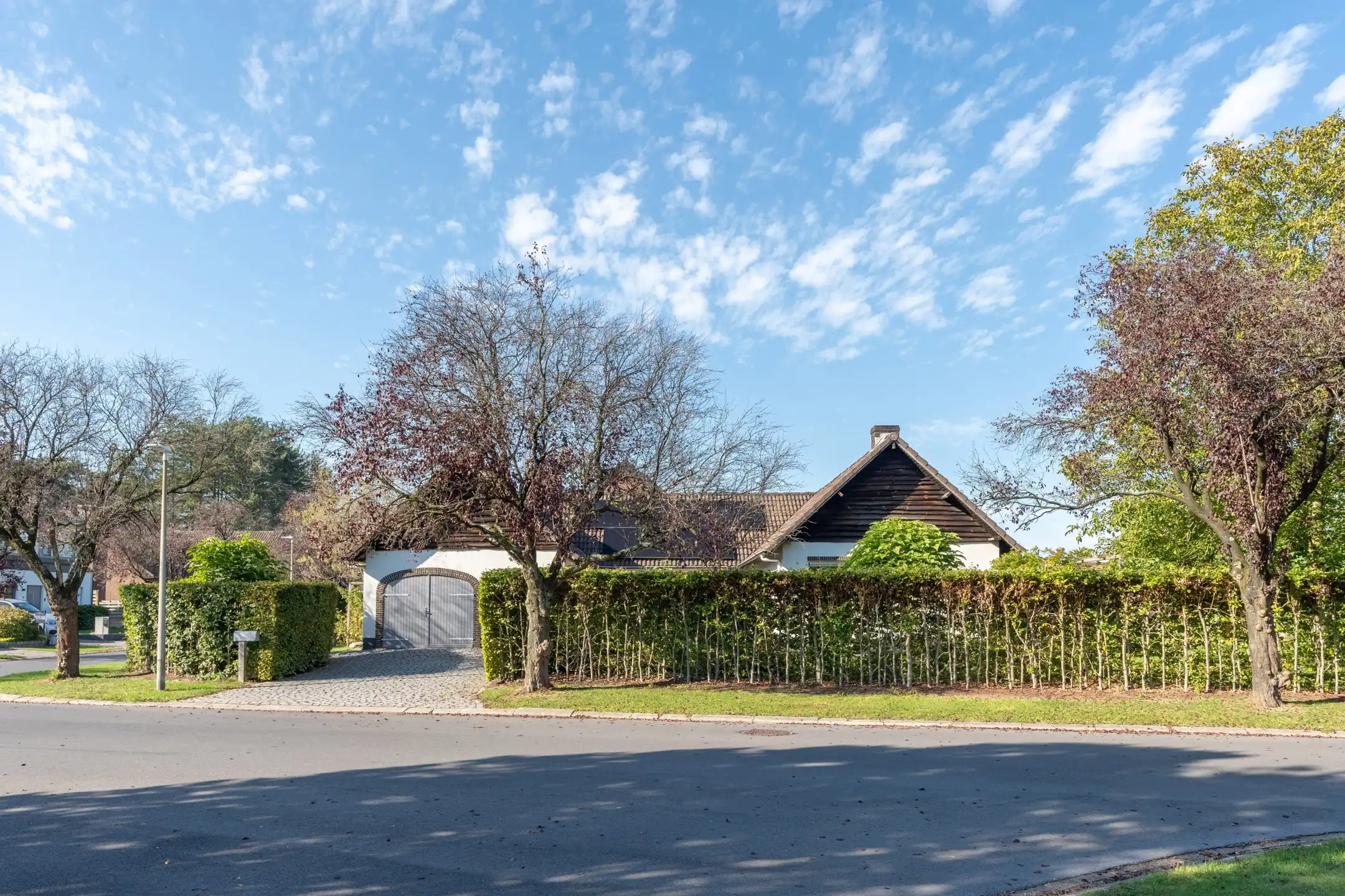 Hoofdfoto van de publicatie: Gunstig gelegen laagbouwwoning met 3 slpks, tuin en garage.
