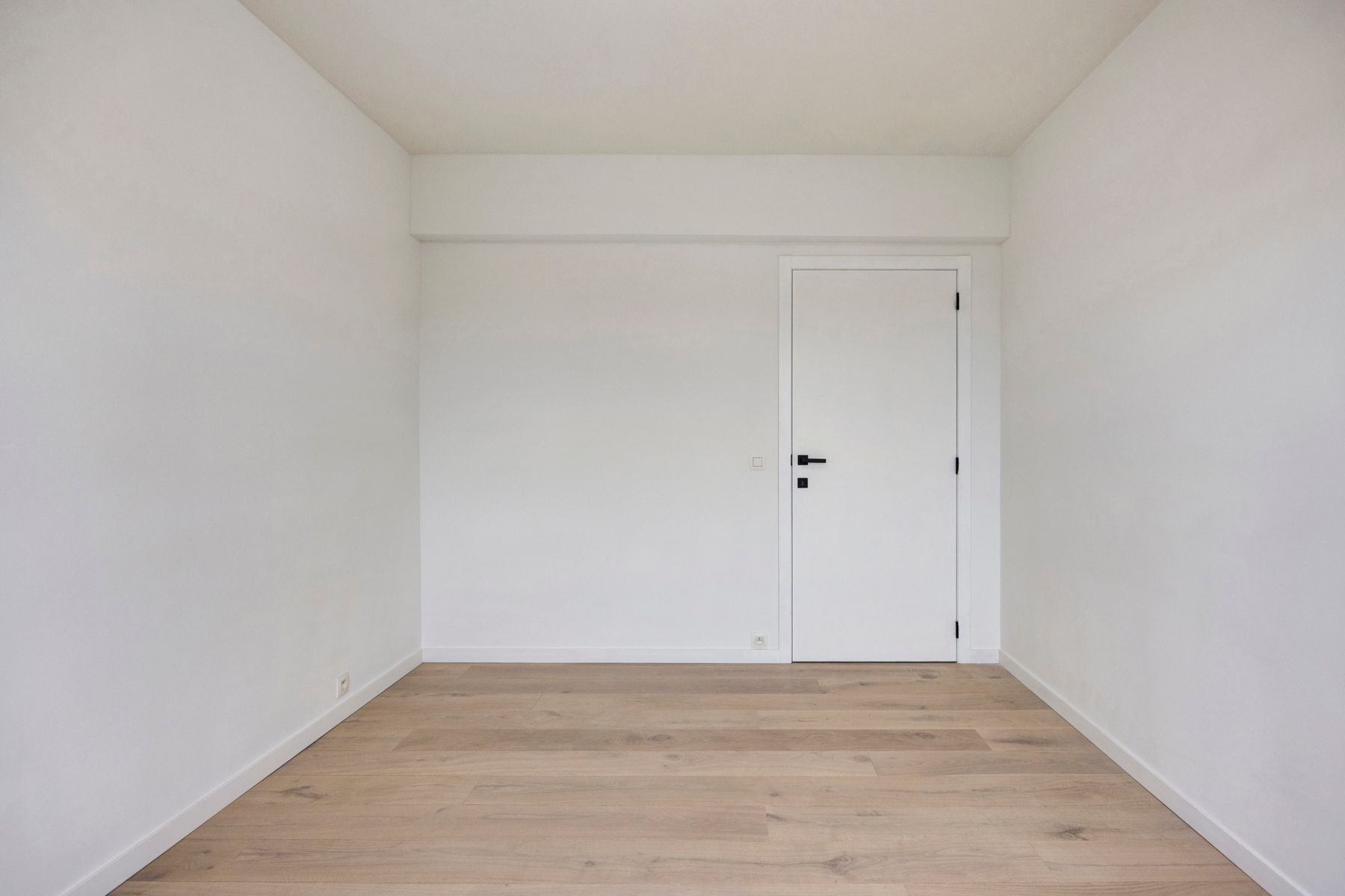 Luxueus gerenoveerd appartement met twee kamers en garage foto 14